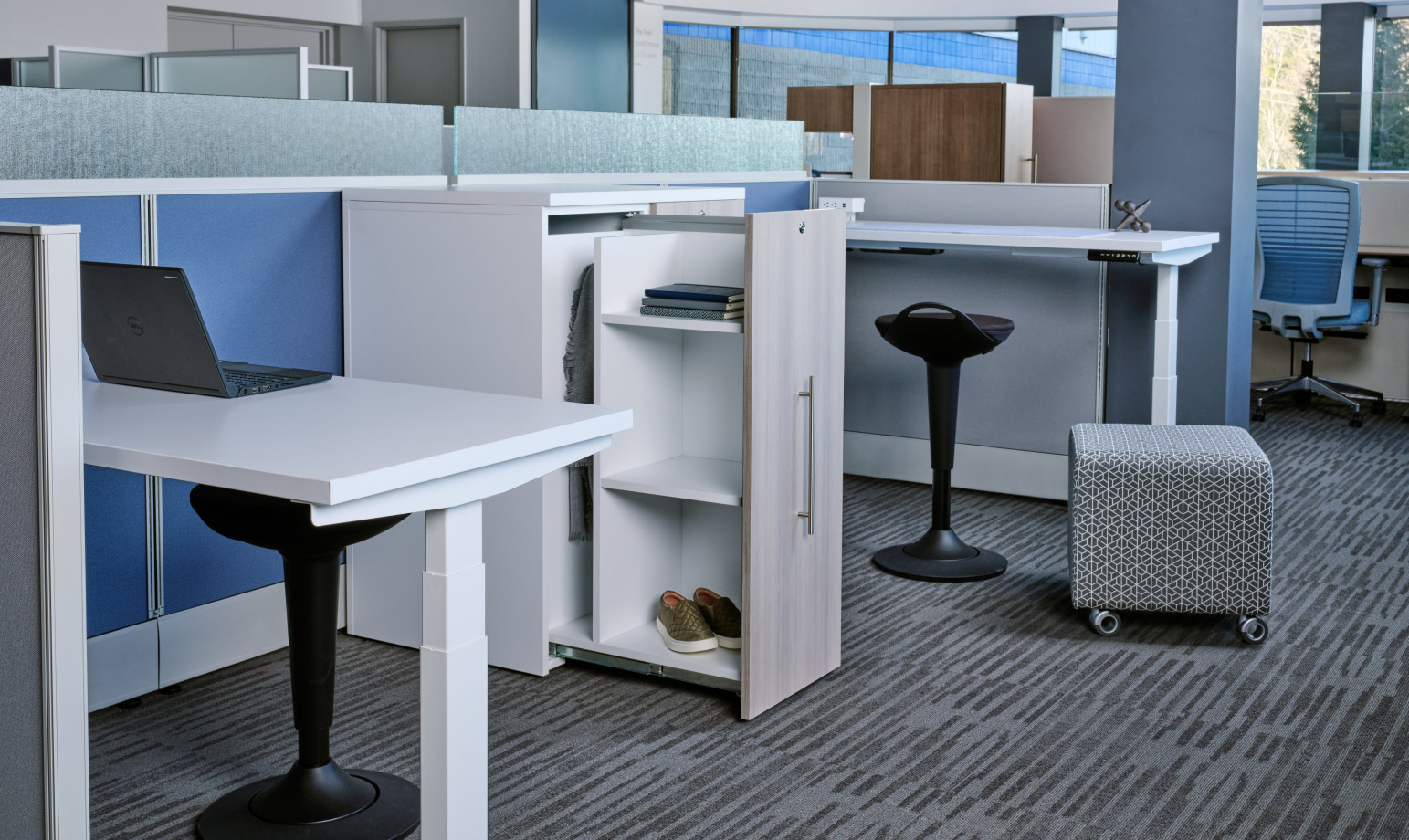 Preview of Divi with linear trim.&nbsp; Shown with Calibrate pull-out storage, Day to Day Height Adjustable Table and Rutland