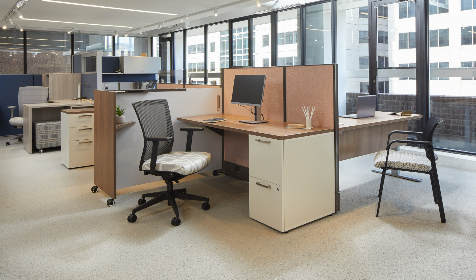 Preview of 2018-AIS Washington D.C. Showroom Divi Workstation with upmount bronz glass, Upton Task seating and Paxton Side Seating