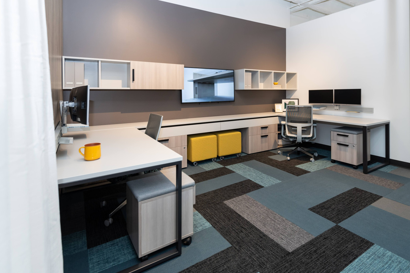 Preview of NeoCon 2021 Calibrate Community Shared Office with Sliding O-Leg tables, Tables apart