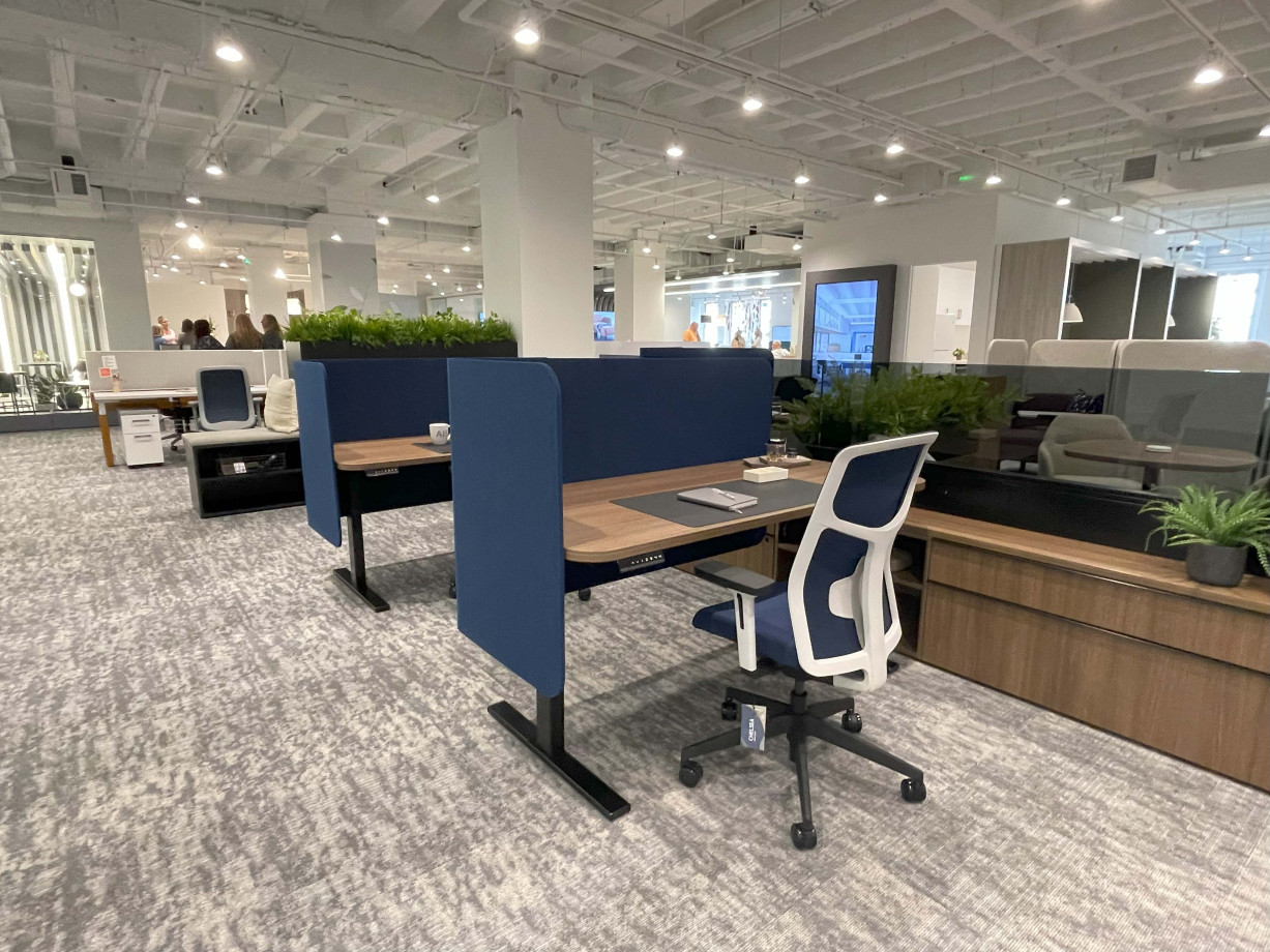 Preview of NeoCon 2024 Encounter PowerBeam with Height Adjustable Table and L-wrap PET screen