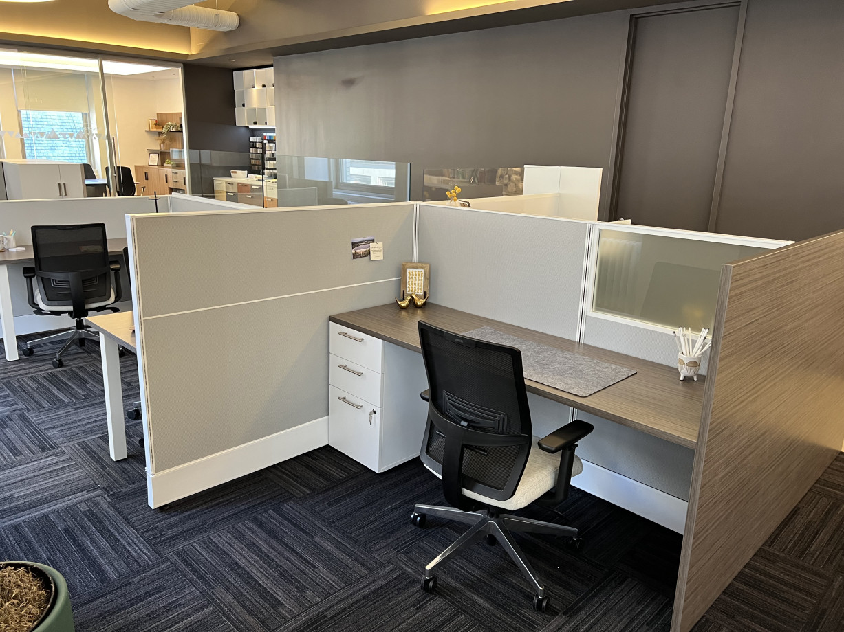 Preview of New York Showroom 2023 Divi Workstation with Devens seating