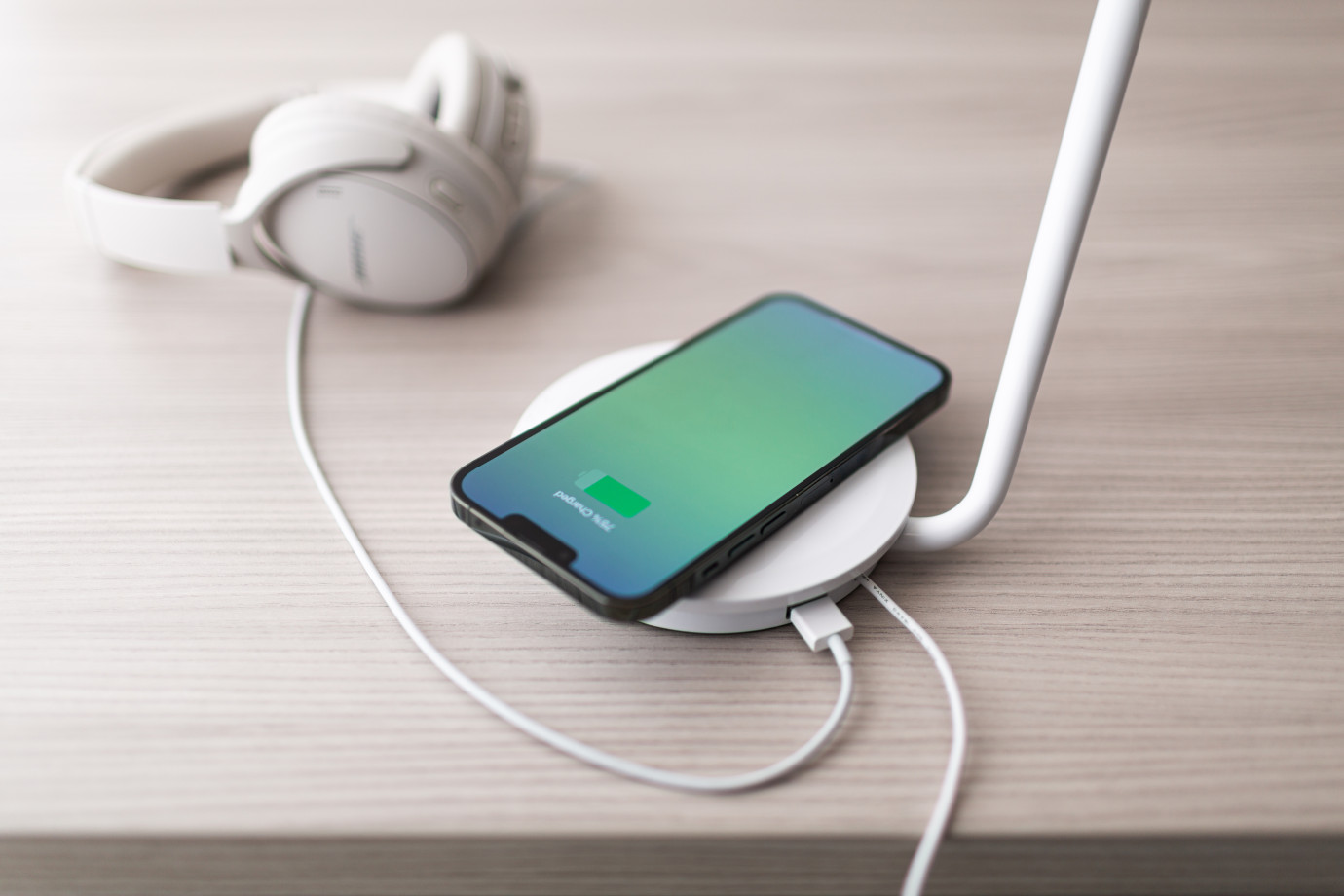 Preview of Pixo Plus Desk Lighting wireless and USB detail