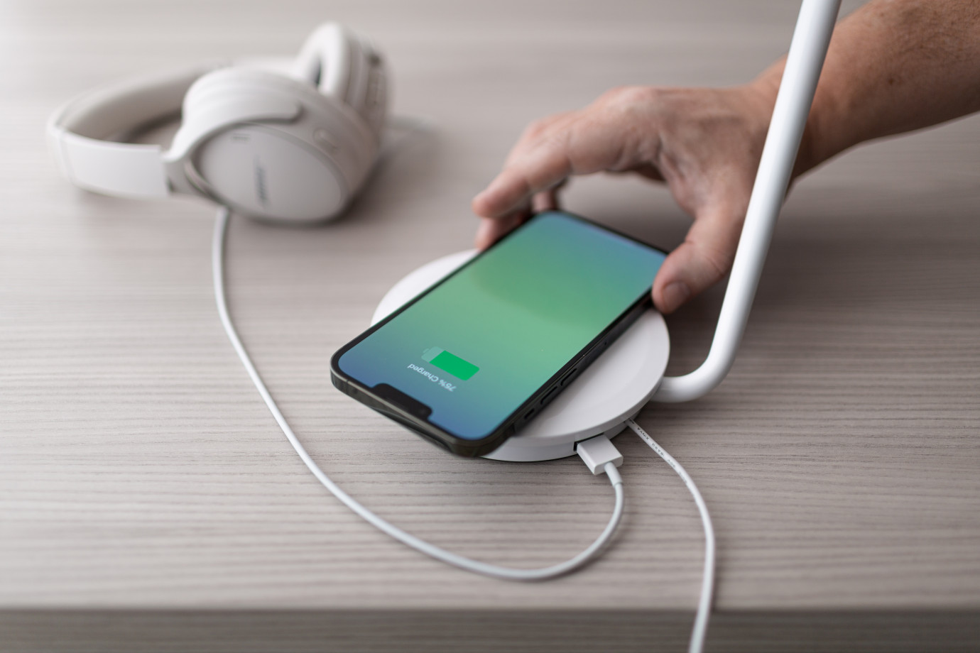 Preview of Pixo Plus desk lighting wireless charging detail
