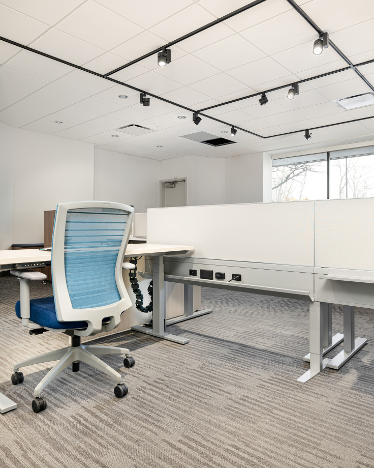 Preview of Encounter PowerBeam with perpendicular height adjustable tables