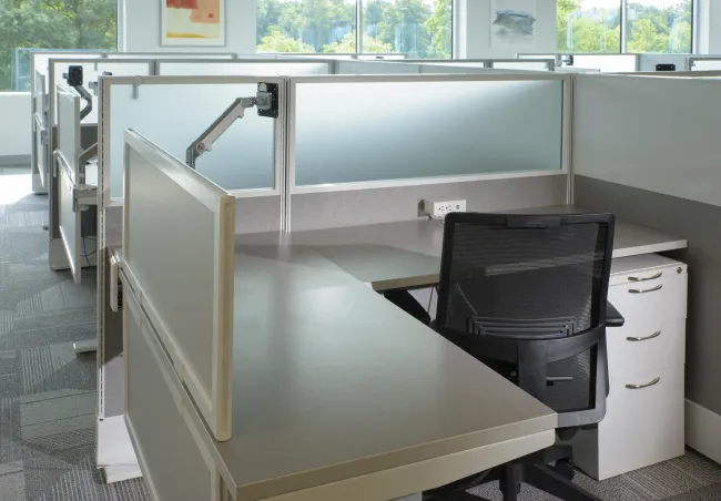 Client Site, Divi with upmount screen for added privacy, Devens seating, and L series pedestal file