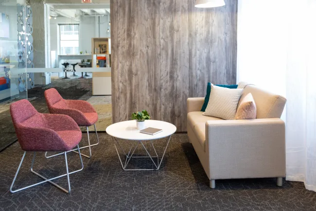 NV 2-seater and Juggle with Metal Cross Wire Base and Prisma Table