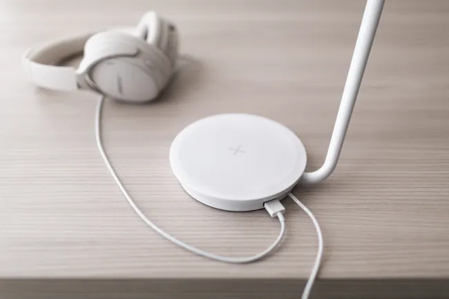 Pixo Plus Desk Lighting USB charging detail