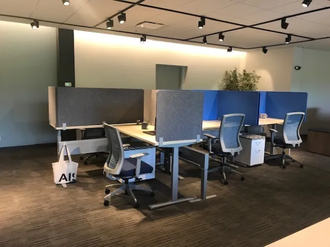 Encounter  PowerBeam with PET screens for greater division of space