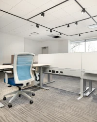 Encounter PowerBeam with perpendicular height adjustable tables