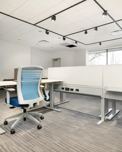 Encounter PowerBeam with perpendicular height adjustable tables